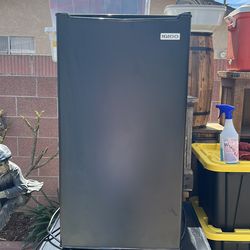Igloo Refrigerator w/Small freezer