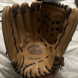 Left-Handed Throw Mizuno Classic Fast Pitch Softball Glove 
