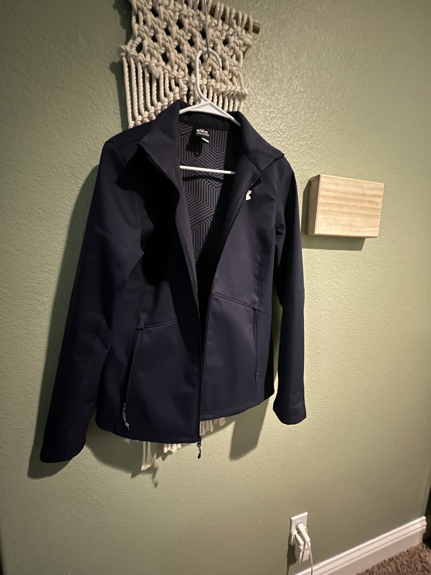 Under Armour Women’s jacket  Size Médium 