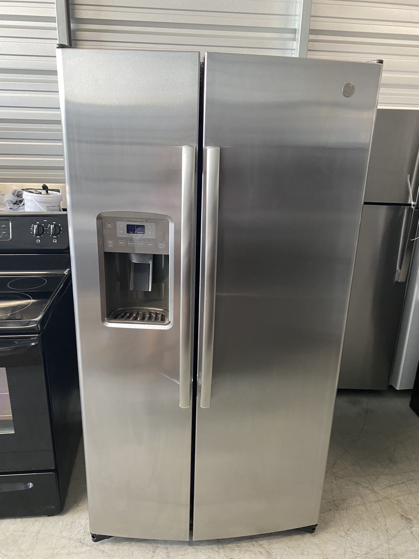 Like NEW Stainless Steel 25 Cubic Feet Side By Side Refrigerator 