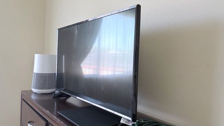 FOR PARTS OR REPAIR: LG Smart TV (Broken/Blurry Screen Bottom) + Remote
