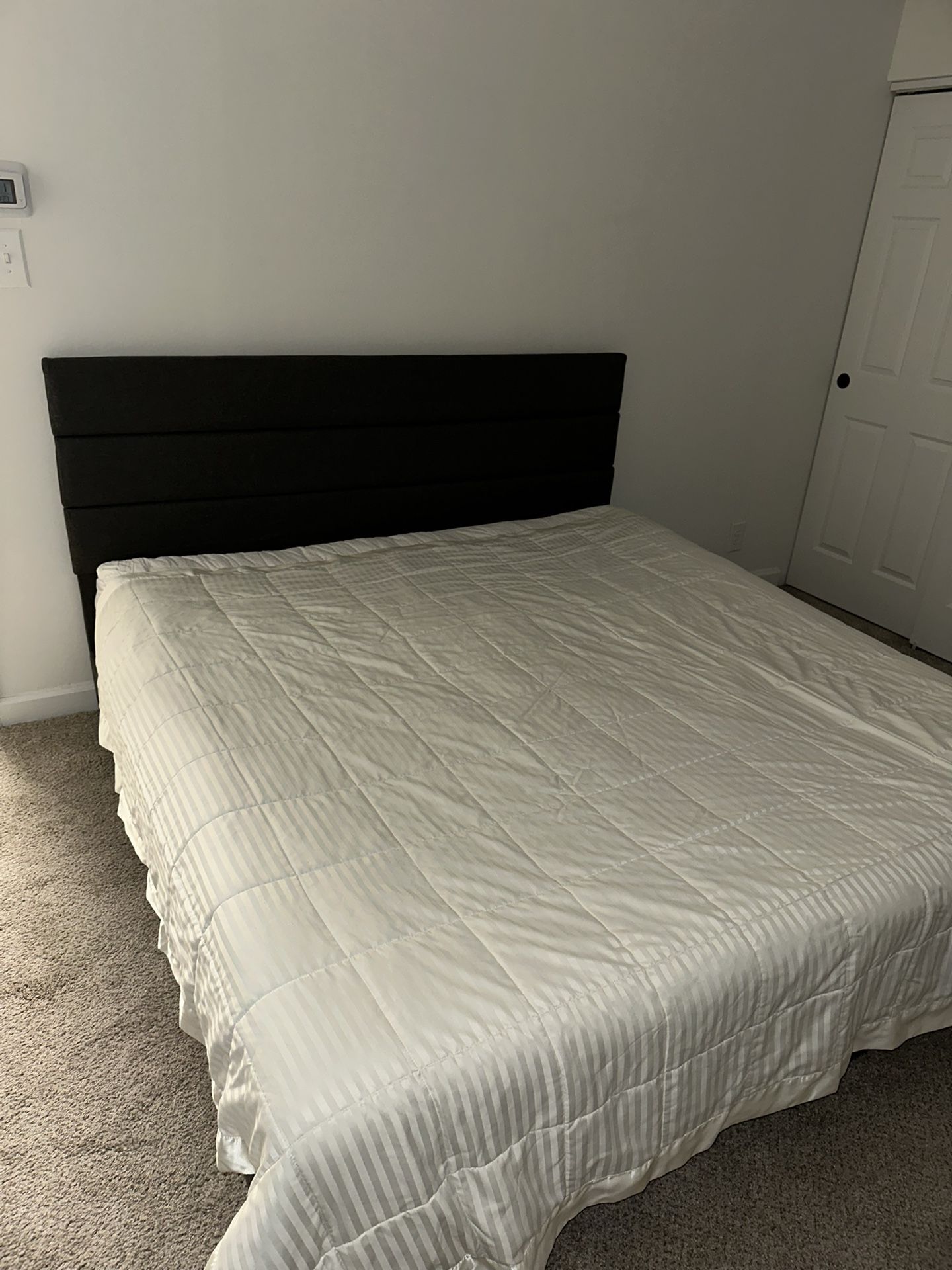 King Bed Frame+Matress+Sheets (amost New) The Value Is $500 And Dropped To $100