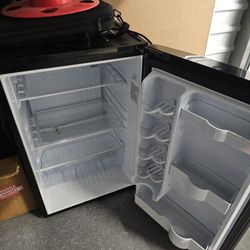 Danby mini fridge with freezer 