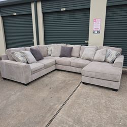 Modern Large Gray Sectional Sofa with Chaise & Accent Pillows – Excellent Condition