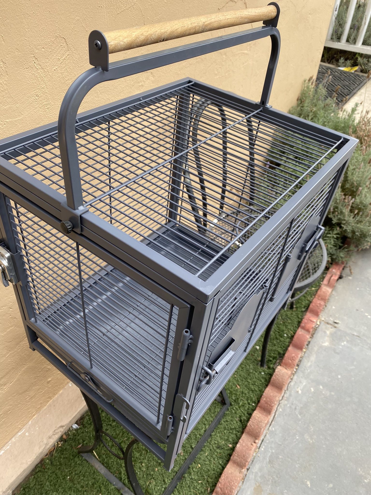 Travel bird carrier