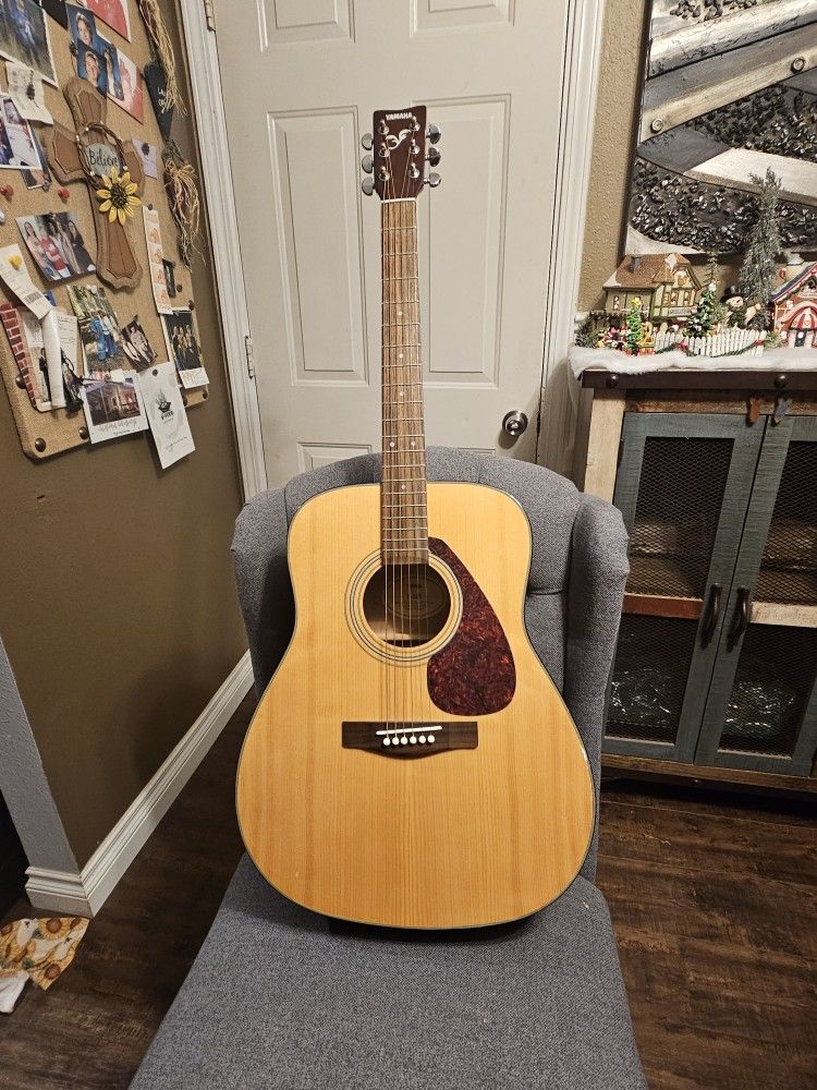 YAMAHA F-325 ACOUSTIC GUITAR WITH CASE