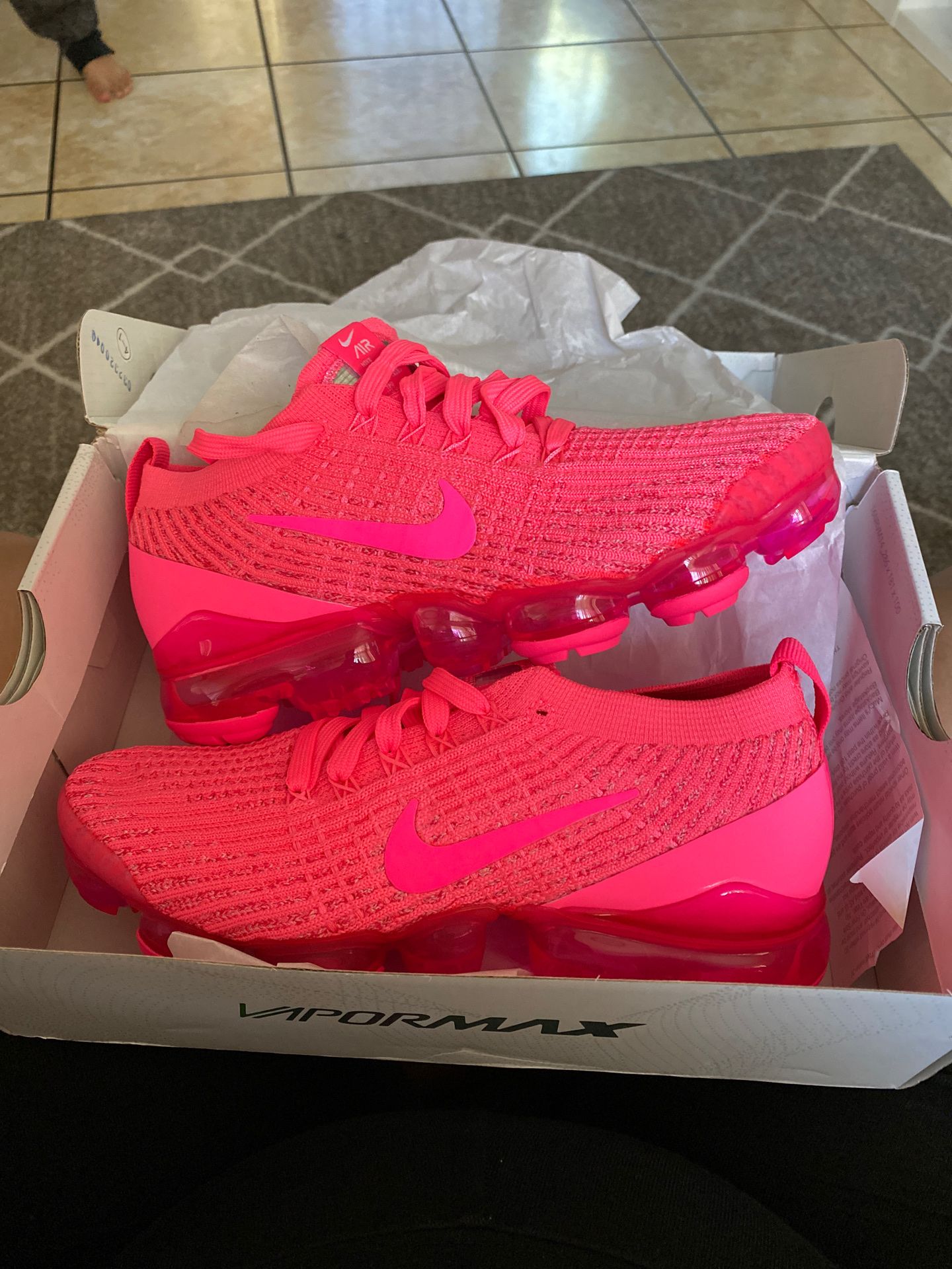 🔥NIKE Vapormax (hyper pink) 6.5 woman shoes! 🔥