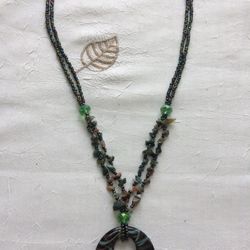 Collar de diferente tipos de piedras.