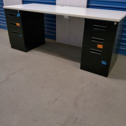 Solid Wood Top Desk With Metal File Cabinet $ 170