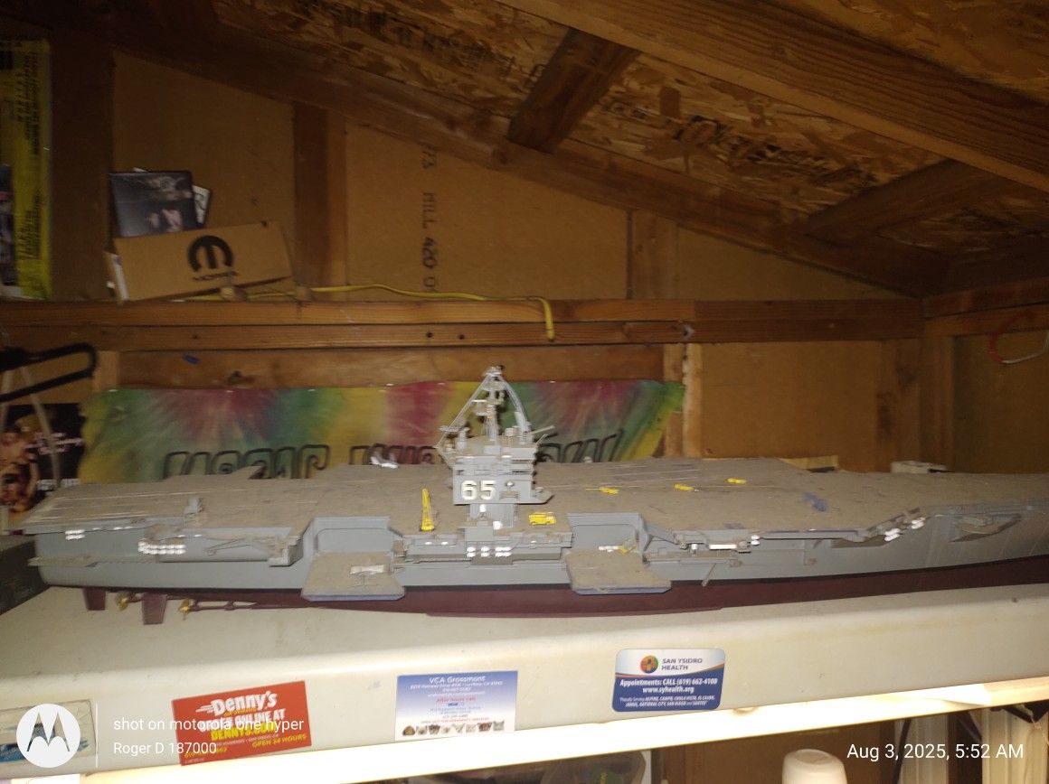 Model Aircraft Carrier & Diecast Aircraft
