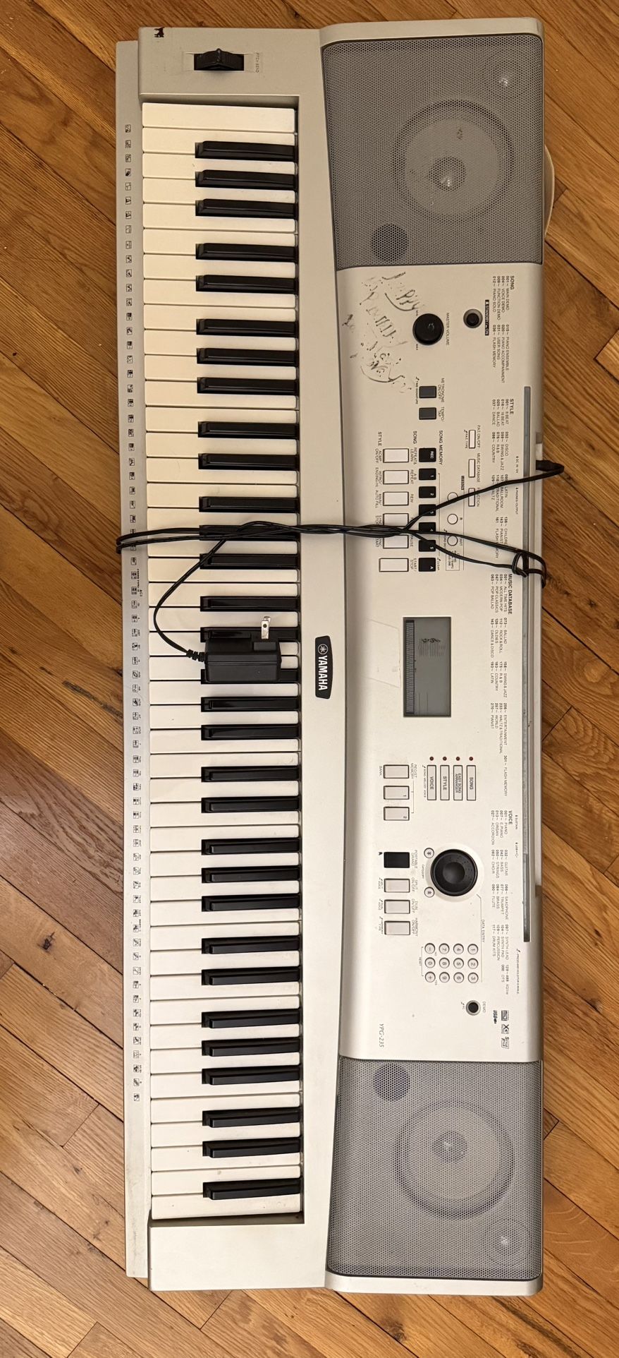 Yamaha PSR-273 Portable Keyboard (61 Keys)  With Adapter