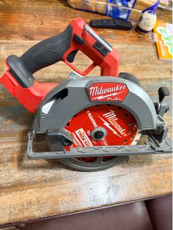 Milwaukee fuel circular saw