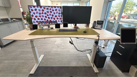Adjustable desk