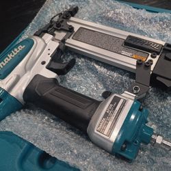 Makita Pneumatic Brad Nailer AF506