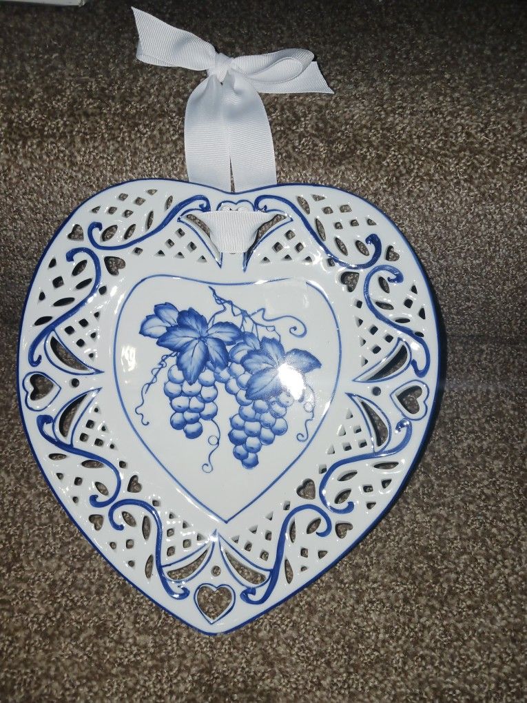 Beautiful Vintage Hanging Plate