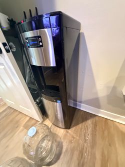 Water Cooler / Dispenser with (4) 3-Gallon Glass Bottles