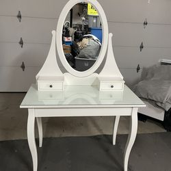 Vanity/makeup Desk