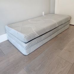 Portable Memory Foam Mattress/Bed 