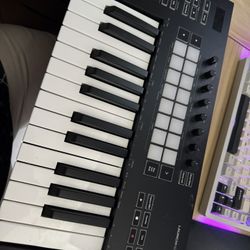 Launch key 25 Perfect condition