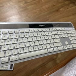 Logitech K750 Wireless Solar Keyboard (Mac Layout)