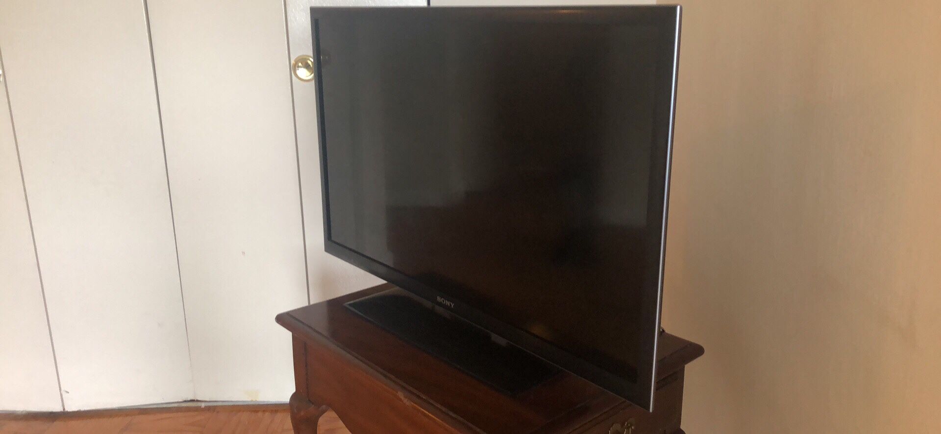 32 inch sony tv used like new and it works good desk is free with tv