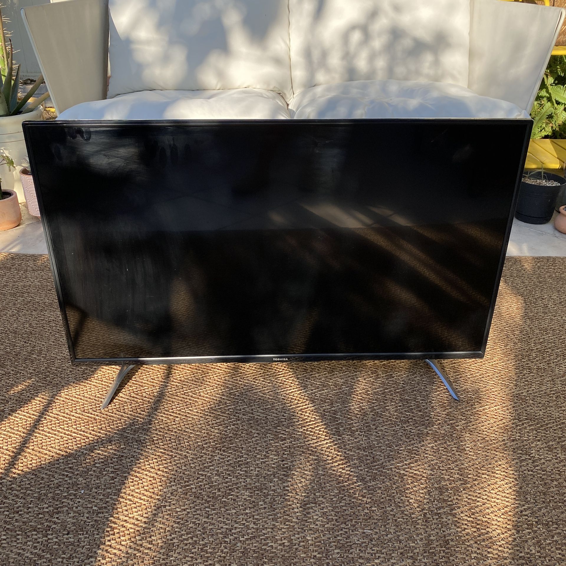 Toshiba - 43" Class (42.5" Diag.) - LED - 2160p - with Chromecast Built-in - 4K Ultra HD TV