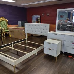 4 Pc Queen Bedroom Set In White Leatherette 