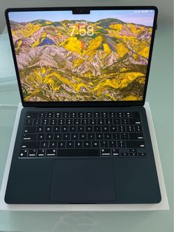 MacBook Air 13″ M3 (2024) – Midnight – 8 GB / 256 GB – Con caja y cargador original