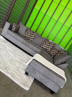 Nice grey sectional sofa couch (DELIVERY AVAILABLE)