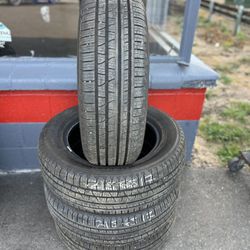 PIRELLI SCORPION 215/65/17 LIKE NEW!!!!