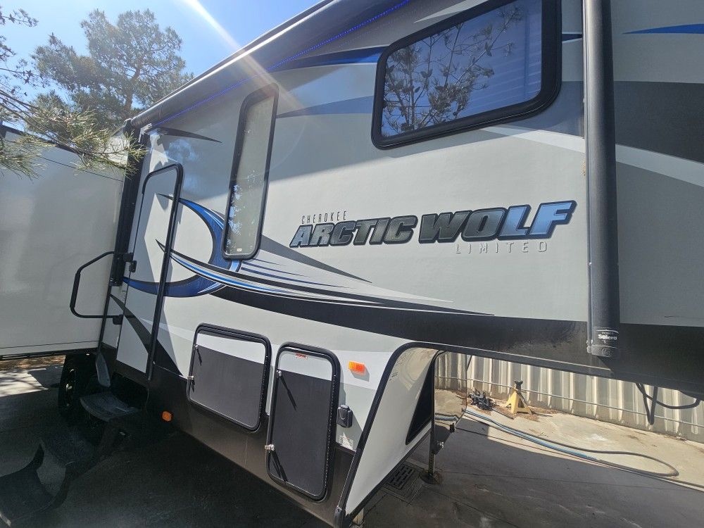 2017 Cherokee Arctic Wolf 285DRLA
