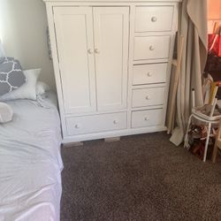 FOR SALE DRESSER USE 6 Months Good Shape