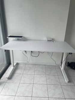 Uplift V2 Standing Desk – 60” x 30” White – Excellent Condition