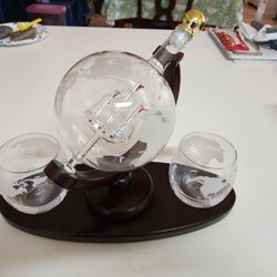 Globe Decanter With 2 Glasses