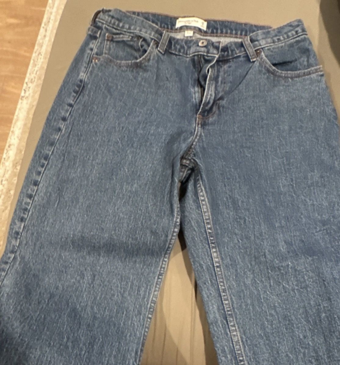 Abercrombie & Fitch Baggy Low-Rise Blue Jeans – Size 28 Regular