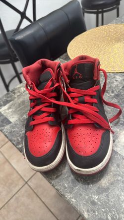 Air Jordan 1 Mid Bred Sneakers