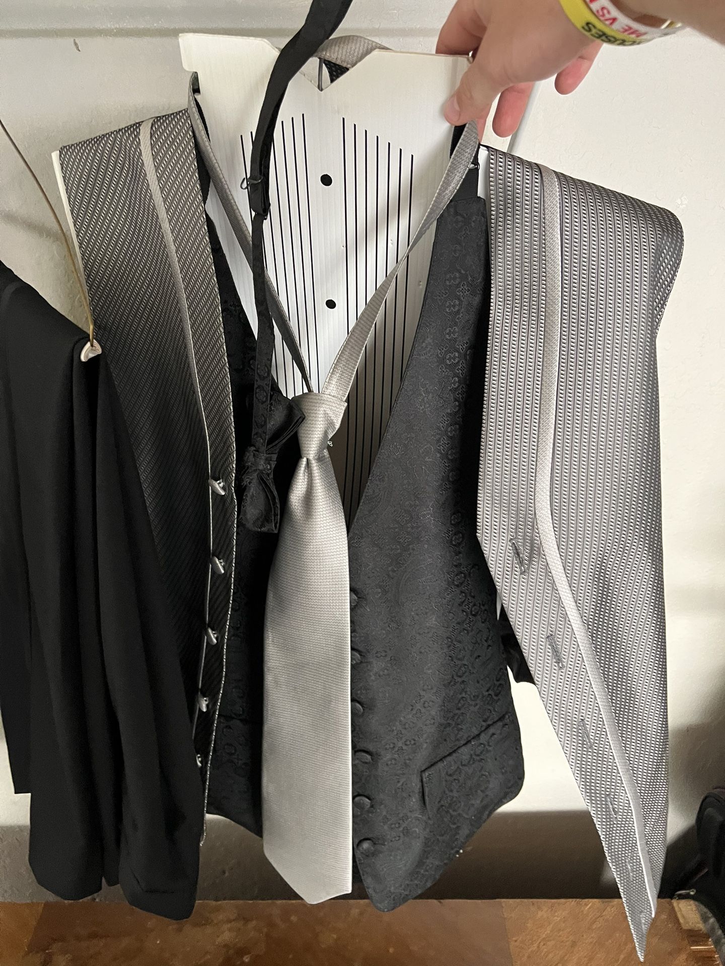 Authentic Oscar LaRenta Tuxedo Suit With Two Vests / A Bow Tie / A Tie