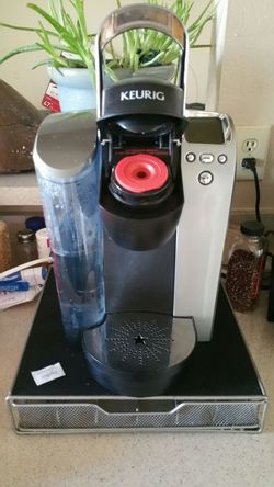 Caribou coffee maker with pod holder