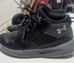 Under armour Boys Size 3Y Shoes