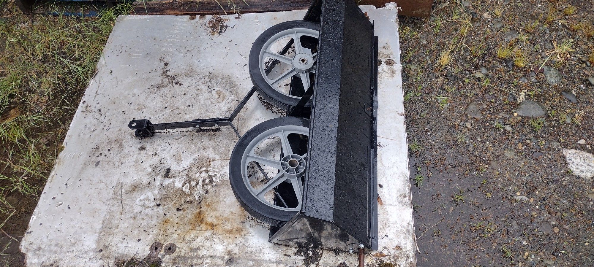 seed / fertilizer spreader - tow behind