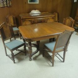 Antique Wood Dining Room Set !