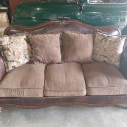 Couch Set ... Great Condition !!! Two piece Set 