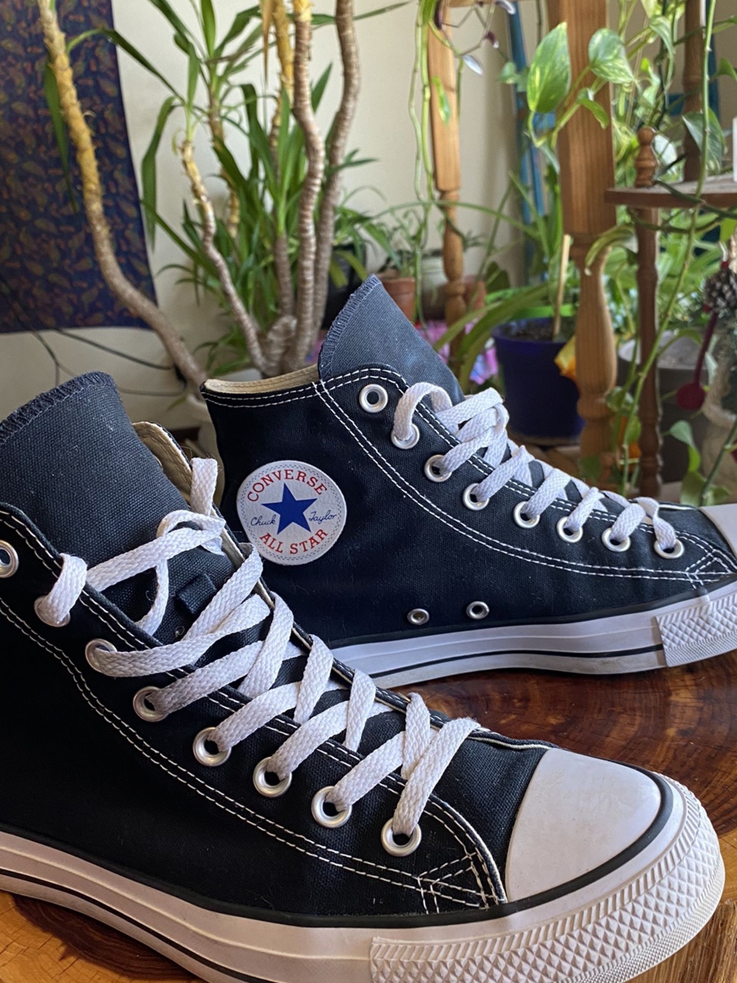 Converse All Stars Highs In Like New Condition! Men’s Sz8 Women’s 10