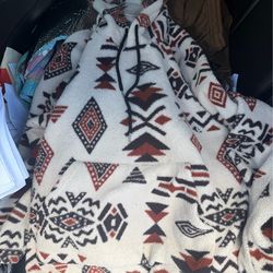 🔥 Cozy Sherpa Hoodie XL – Warm Tribal Pattern – $40 TODAY”