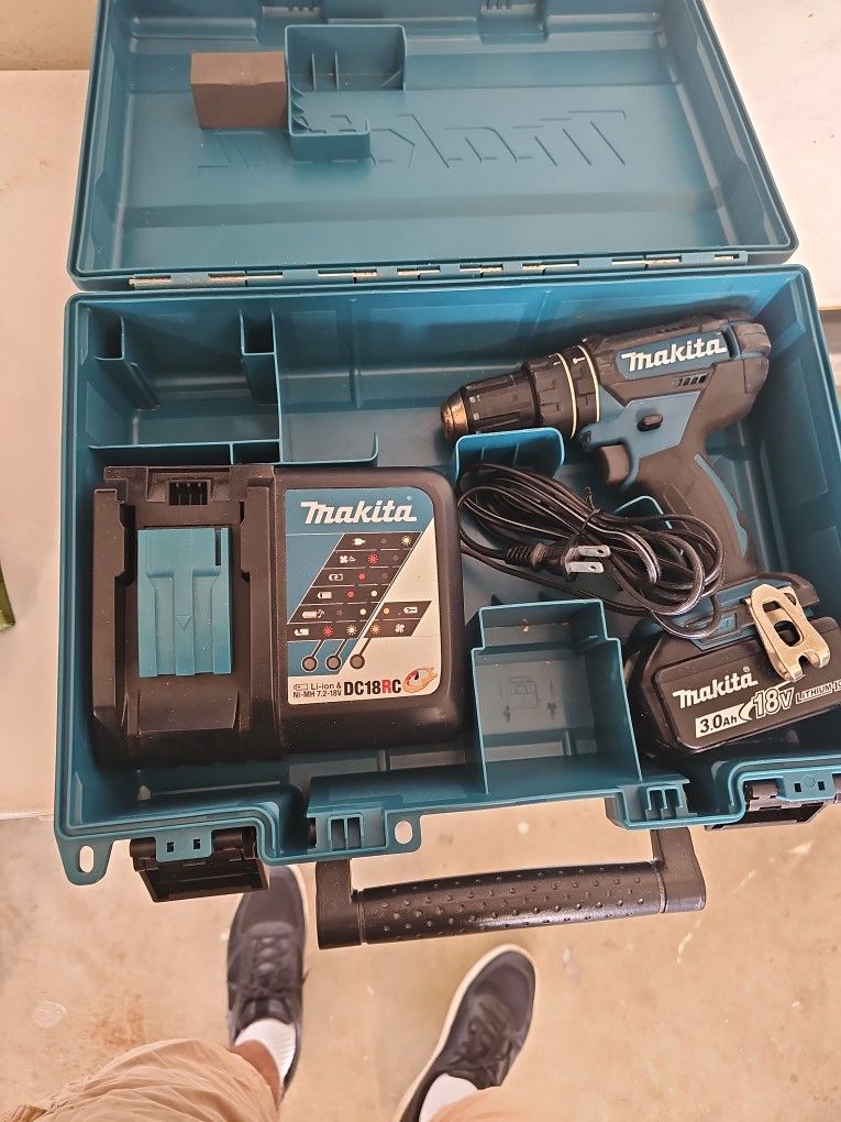 Makita 18 Volt Lithium Ion Battery 1/2" Drill With Charger And Three Amp Hour Battery