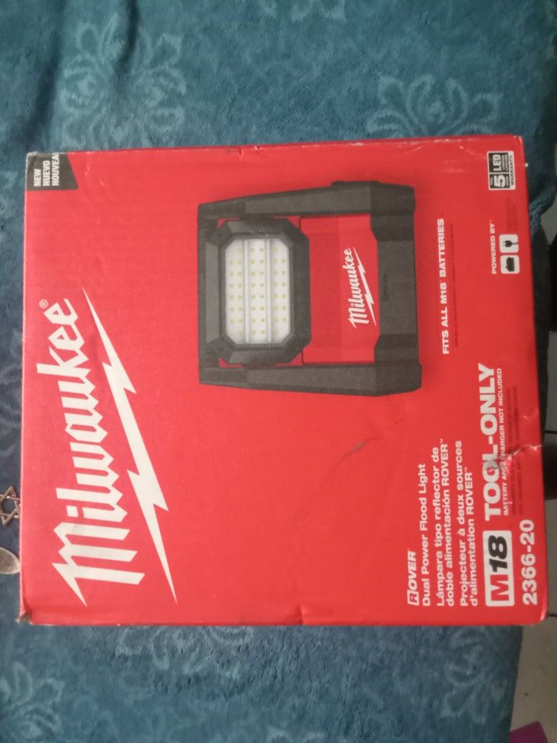 Milwaukee
M18 GEN-2 18-Volt Lithium-Ion Cordless 4000 Lumens ROVER LED AC/DC Flood Light (Tool-Only)