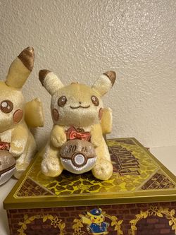 30th anniversary golden pikachu keychain