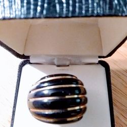 Black onyx ring with gold stripes size 7.🎁🎁🎁