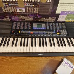 Yamaha PSR-190 Electronic Piano Keyboard 61 Keys in Box w/Rolling Case