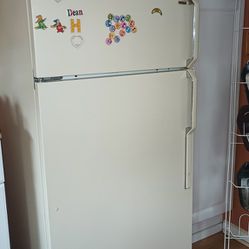 Beige Stove And Refrigerator 
